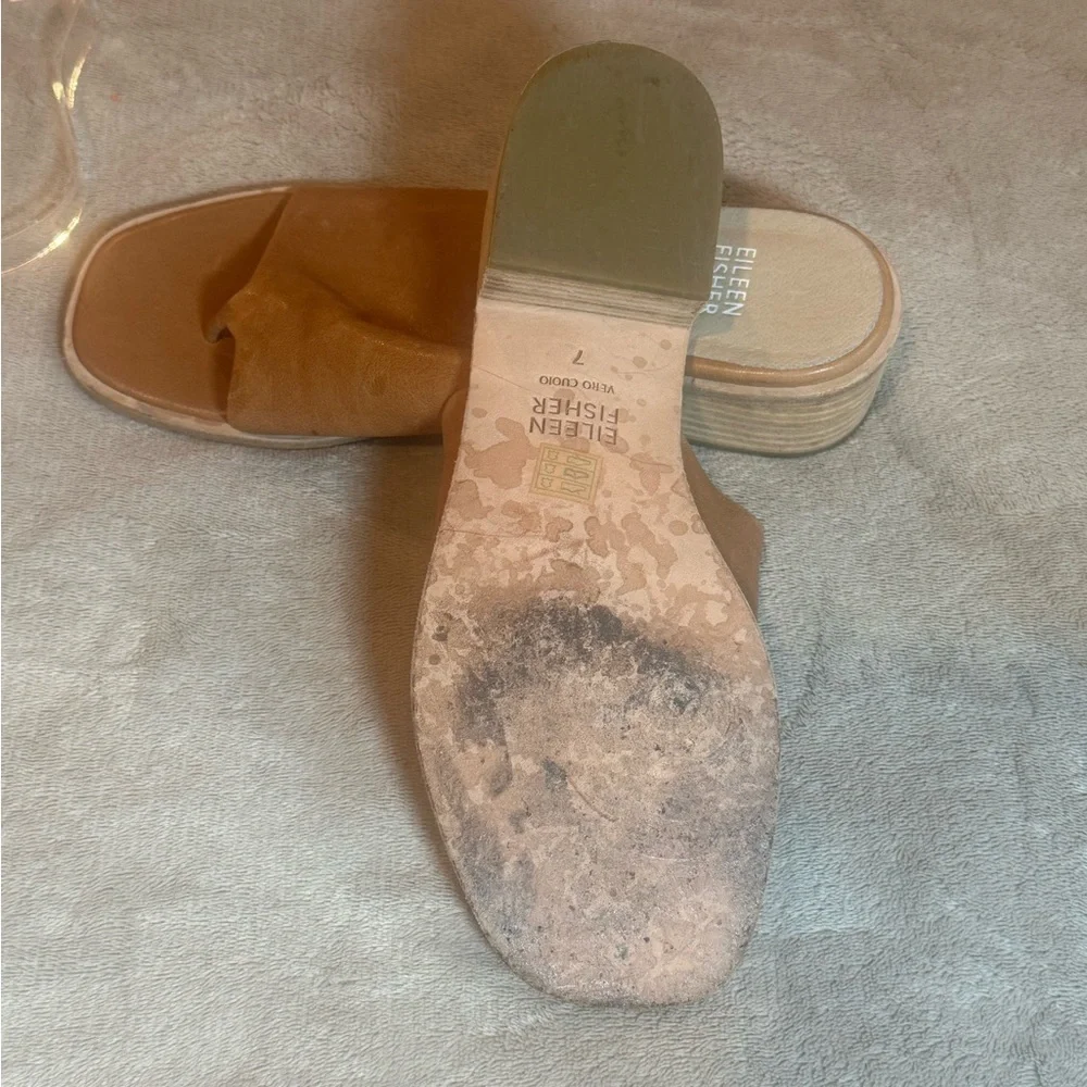 Eileen Fisher Ladies Size 7 Tan Leather  Block Heel Sandal Strap & Toe thong